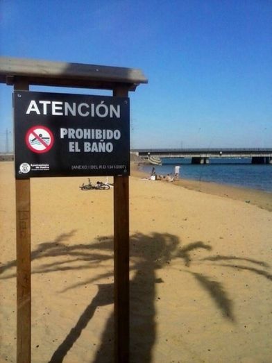 Un cartel recuerda la prohibición de bañarse en la Punta del Sebo