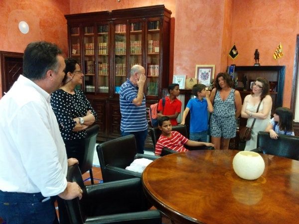 El alcalde de La Palma da la bienvenida a los 3 niños saharauis acogidos por familias de la localidad