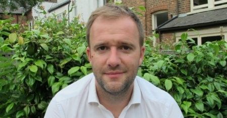 El pregonero Simon Lowe pone esta noche acento británico al 50 Trofeo Colombino