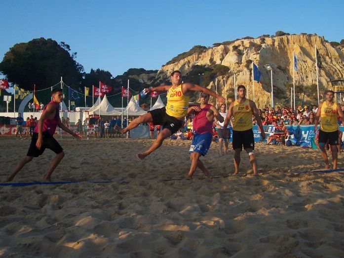 Mazagón disfruta del espectáculo de más de 100 partidos de balonmano playa