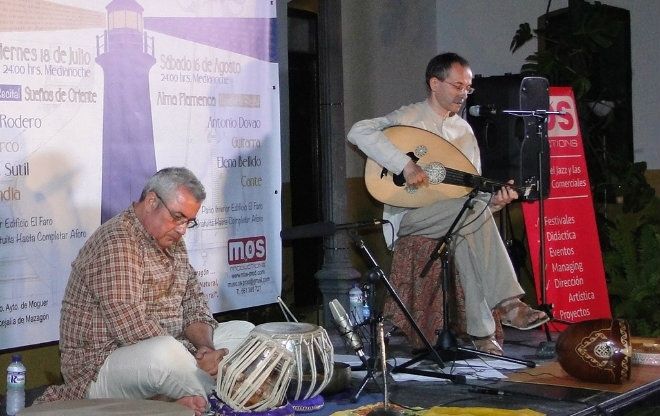 La música y los poemas de oriente amenizaron la Noche de Faro de Mazagón