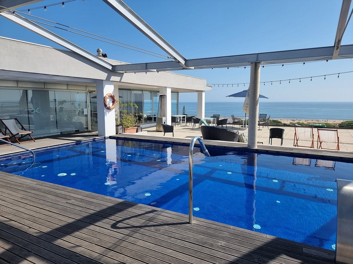 Piscina y terraza del Hotel Mazagonia