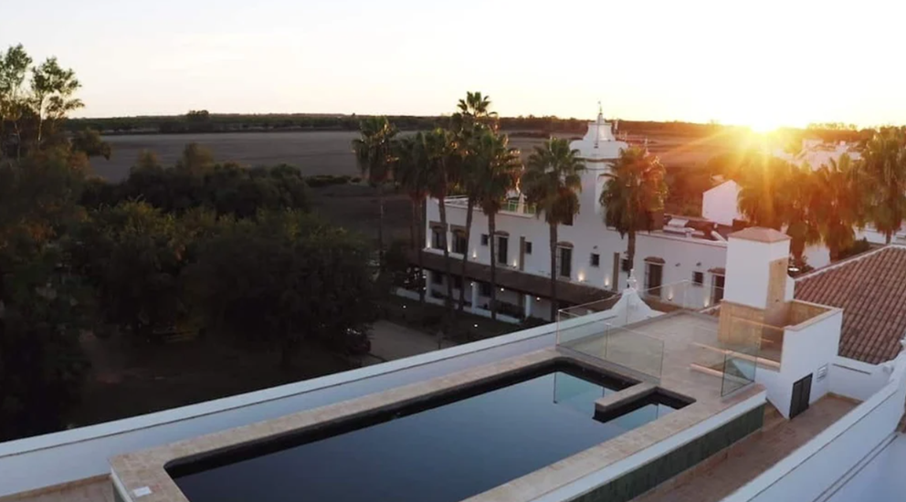 Piscina en la azotea del Hotel La Malvasía, en la aldea de El Rocío