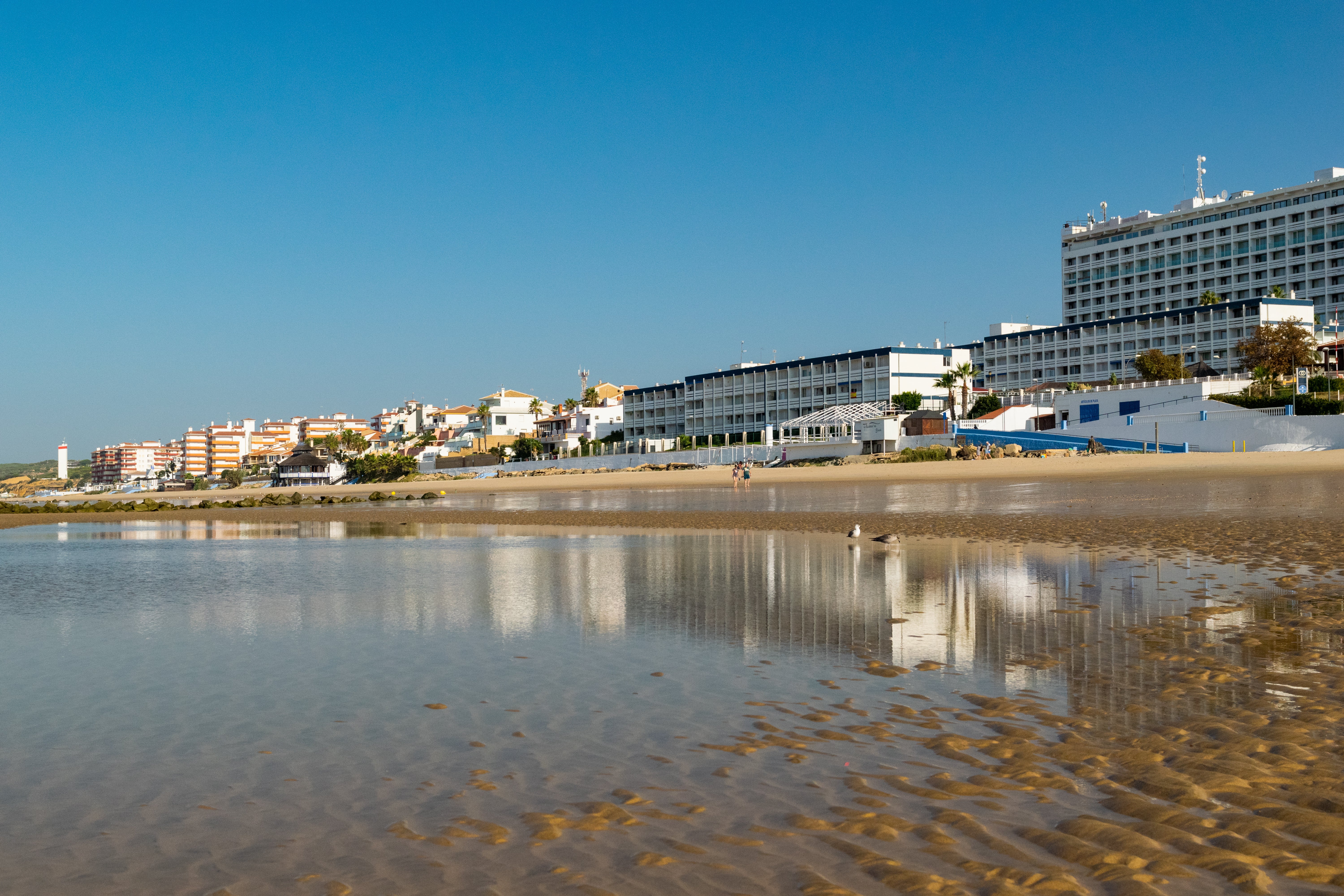 Playa de Matalascañas, con su paseo marítimo de fondo