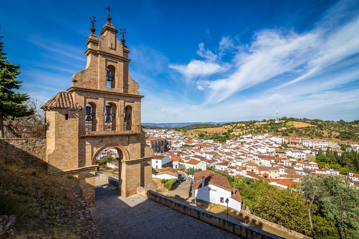 Vista desde el mirador del castillo de Aracena, uno de los mejores pueblos de Huelva a los que ir este verano para huir de la playa