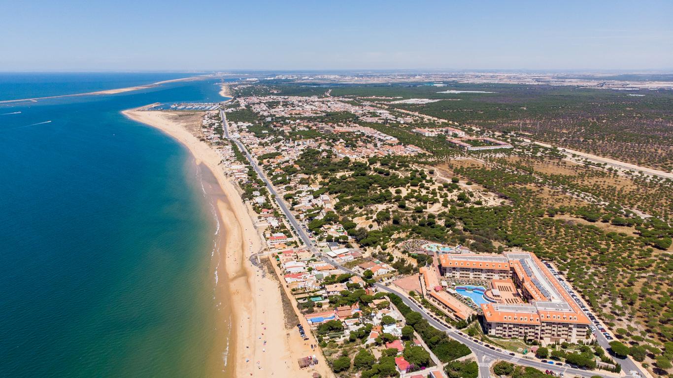 Imagen aérea del pueblo y la playa de Mazagón