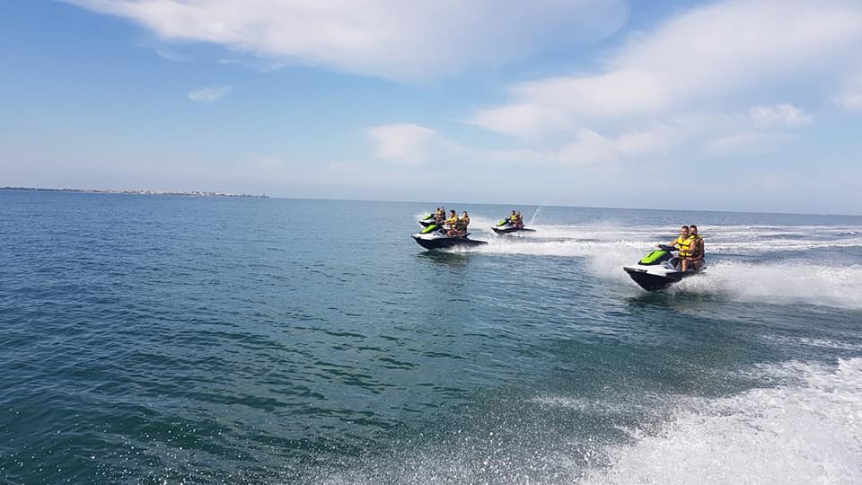 Personas en motos de agua por la costa de la Playa de Matalascañas