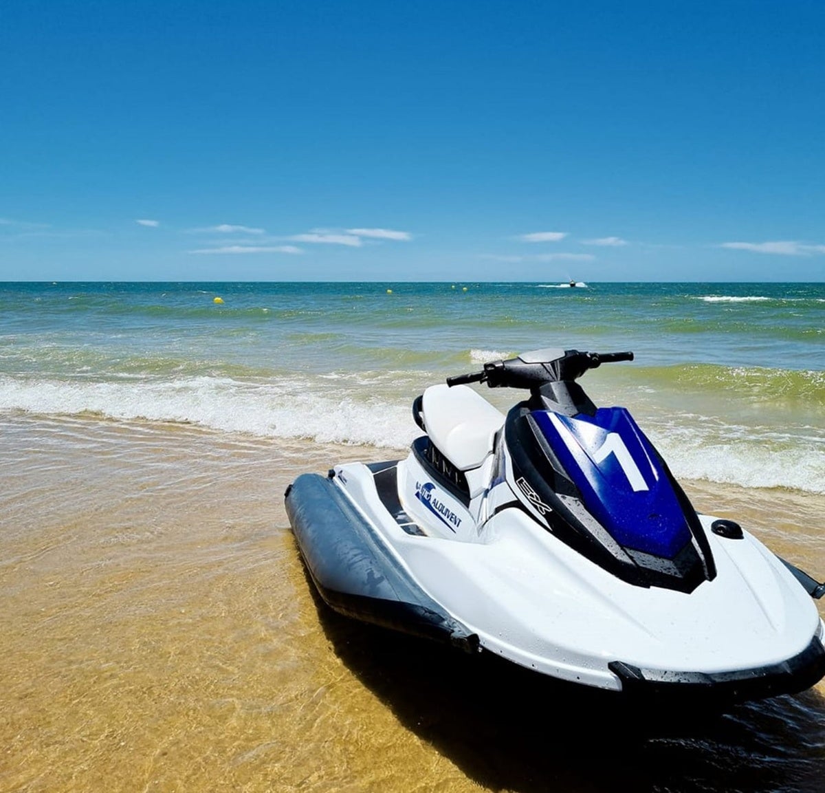 Una moto de agua aparcada en la orilla de la Playa de Matalascañas