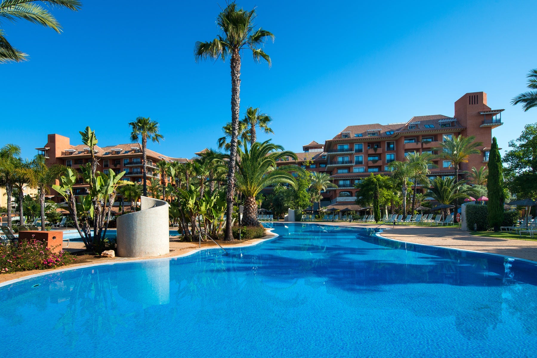 Piscina exterior del Puerto Antilla Grand Hotel