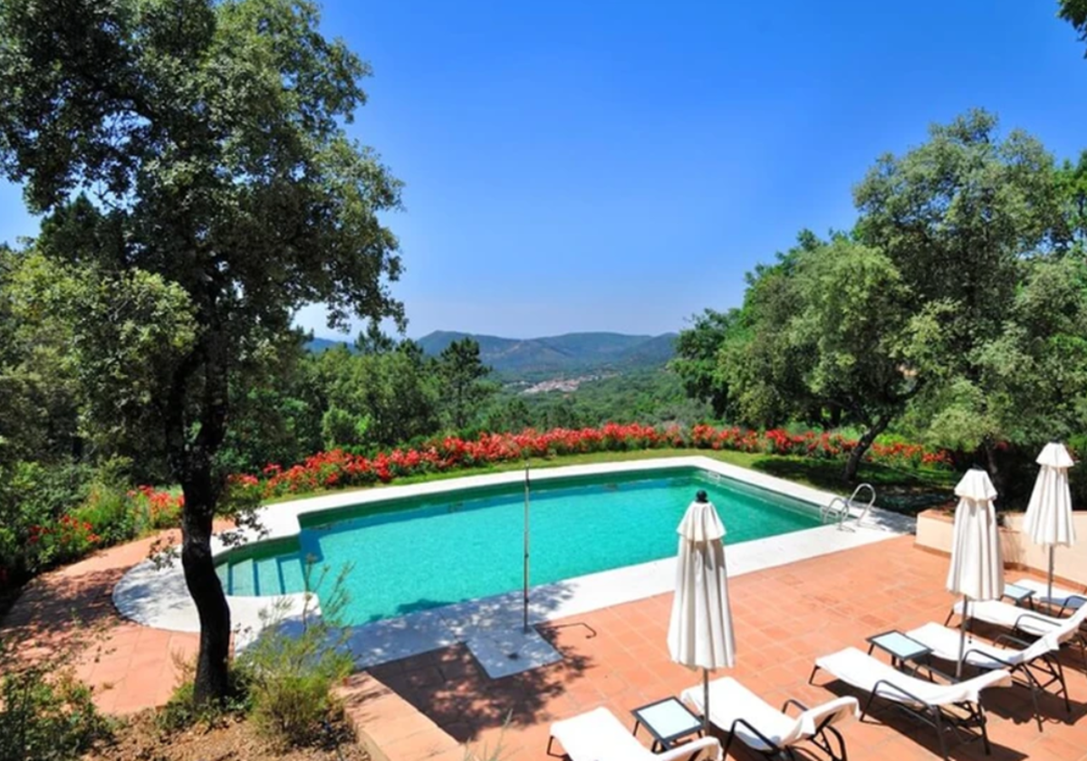 Piscina de la 'Finca La Fronda', el encantador hotel de la sierra de Huelva en el que cada noche encontrarás un poema bajo la almohada