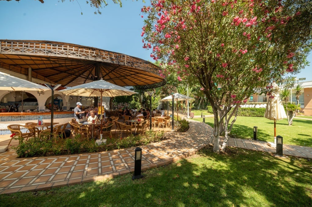 Hotel Pato Rojo, con un bar en el jardín junto a la piscina