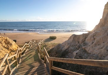 Esta playa de Huelva tiene el acantilado dunar más alto de Europa: «Una maravilla natural de Andalucía»