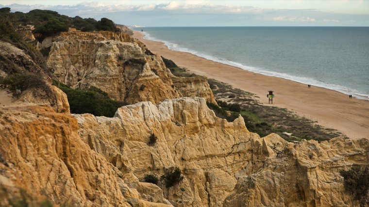 Esta playa de Huelva tiene el acantilado dunar más alto de Europa: «Una maravilla natural de Andalucía»