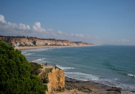 La playa más bonita de Portugal para ver el atardecer está a una hora y media de Huelva: sus acantilados rojizos lo convierten en un lugar mágico