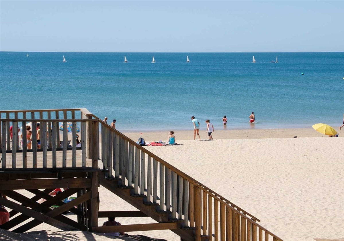 Imagen de una de las playas de Huelva con el agua más fría