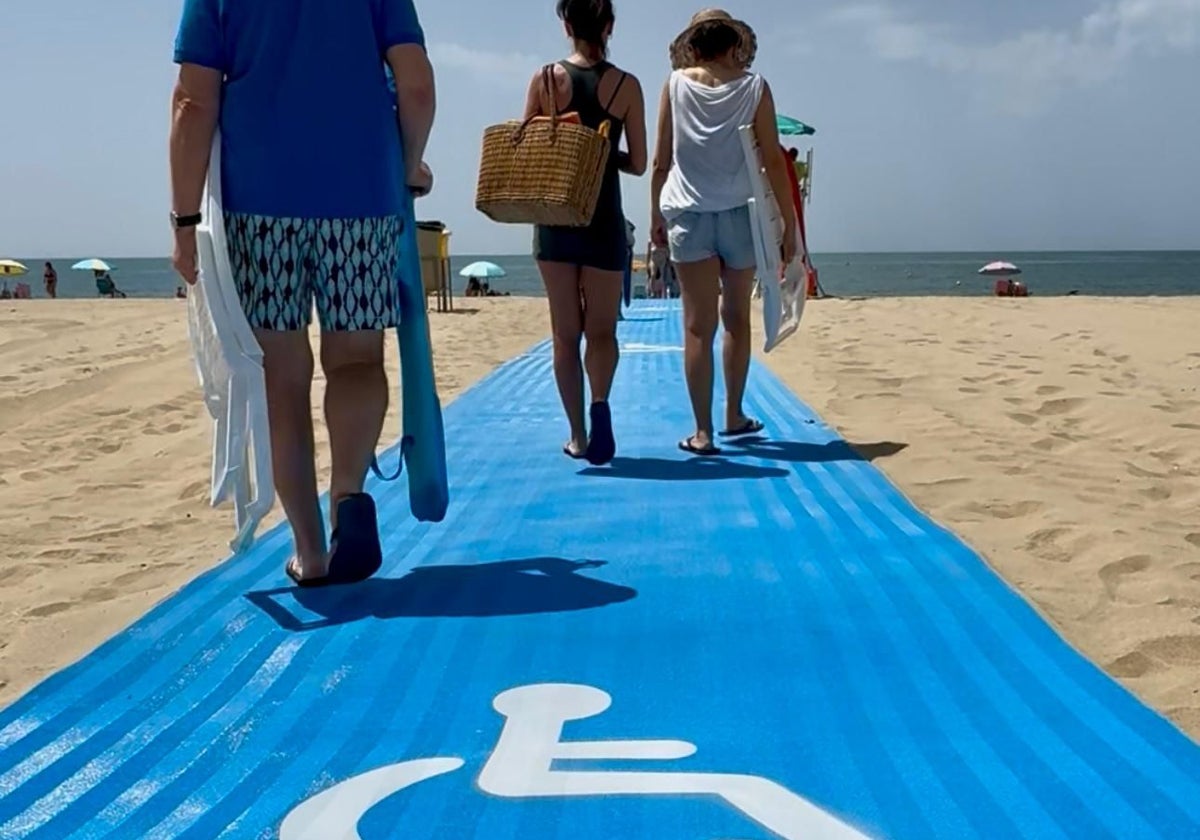 Pasarela flexible instalada en la playa de Ayamonte