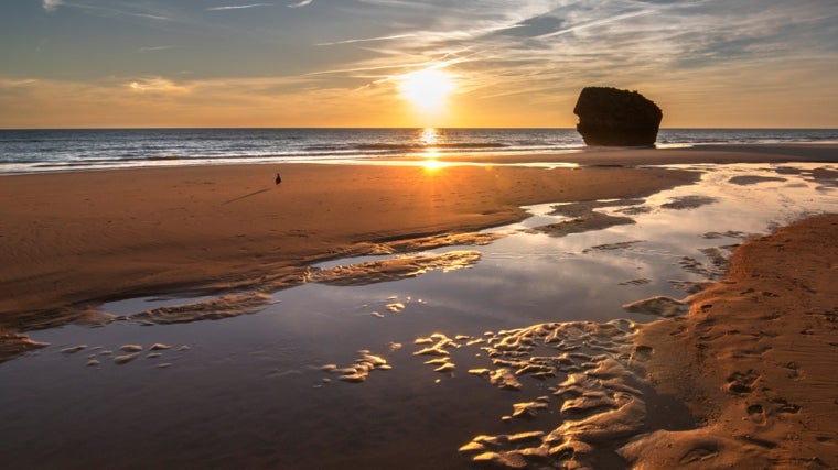 Atardecer en la playa de Matalascañas, con su emblemática Torre de la Higuera