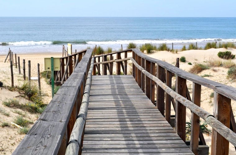 Una de las pasarelas que conducen a la playa del Calé
