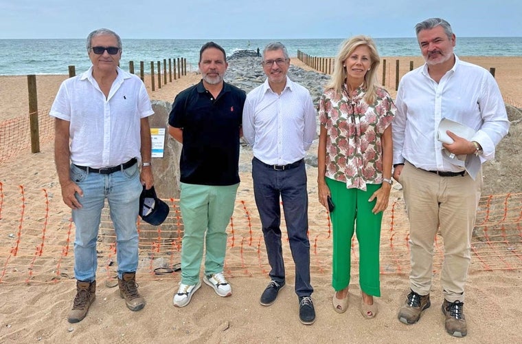 El secretario de Estado de Medio Ambiente, Hugo Morán, en su visita a las obras del espigón en la playa de La Antilla