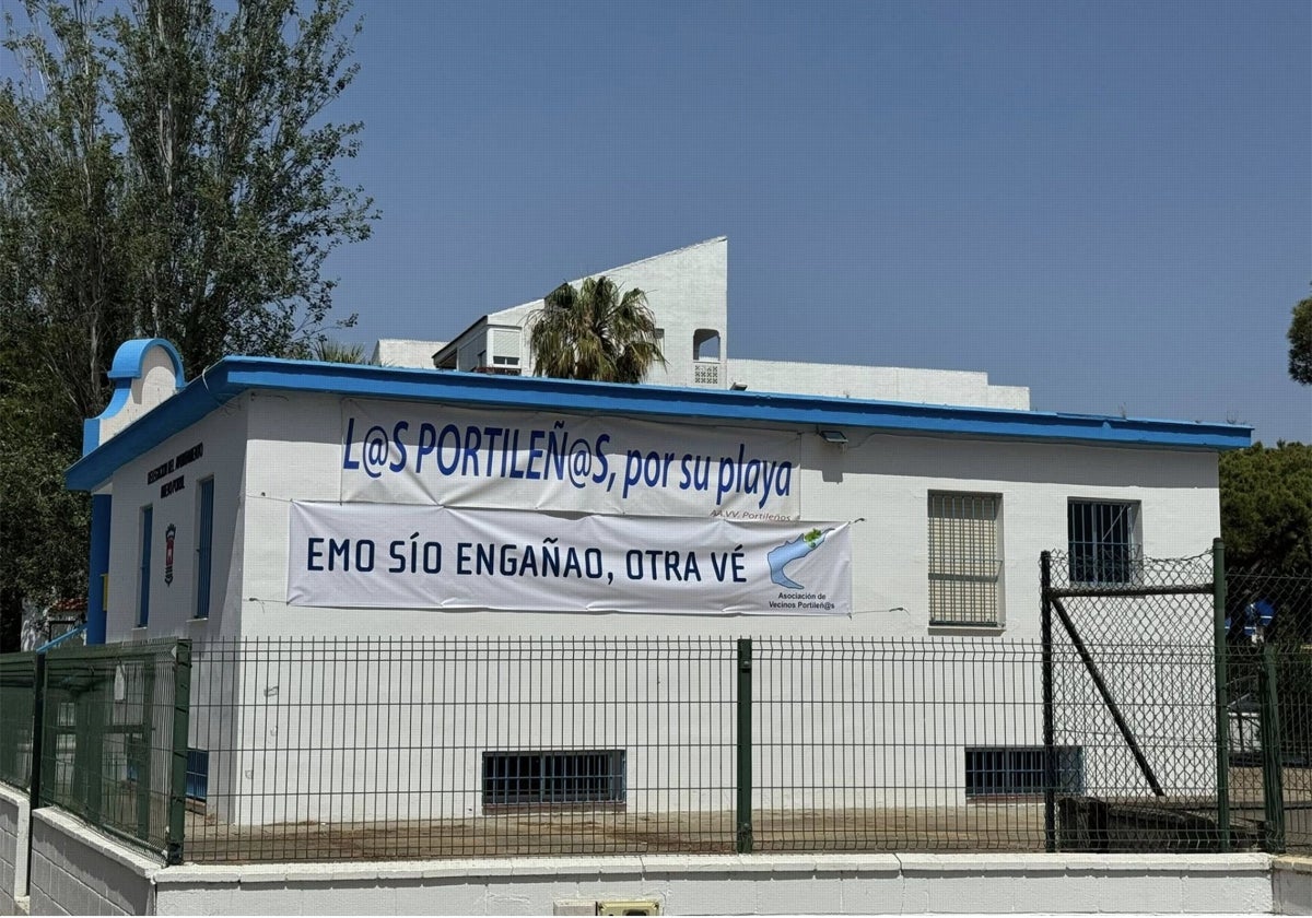 Pancartas de protesta en El Portil
