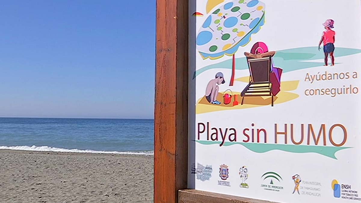 Distintivo de una playa adherida al programa impulsado por la Junta de Andalucía