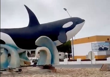 La orca que te da la bienvenida a Matalascañas: la imponente figura que sorprende a conductores y visitantes