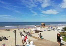 La playa de Huelva que enamora a las revistas de viajes por su curiosa torre: «Una playa de película»