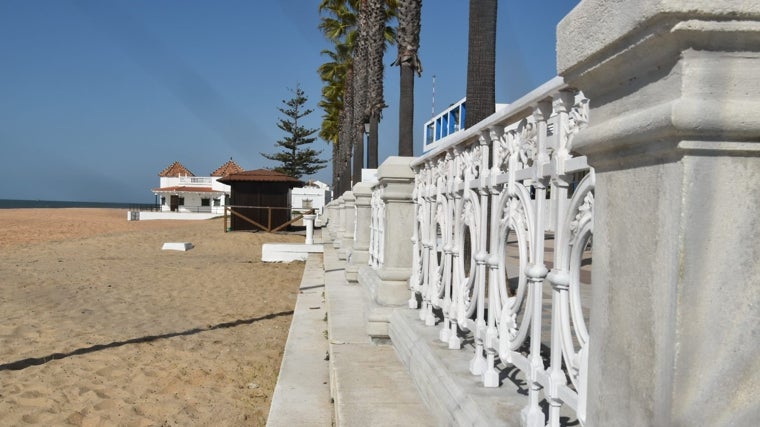 Barandillas de la playa de la Concha de San Sebastián en el paseo marítimo de La Antilla
