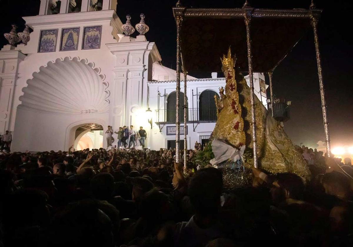La imagen regresa al templo tras la rotura de las andas