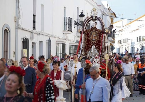 Imagen secundaria 1 - Ambiente en el recinto romero (arriba). Abajo, recorrido de despedida por Moguer y acto de presentación de las filiales