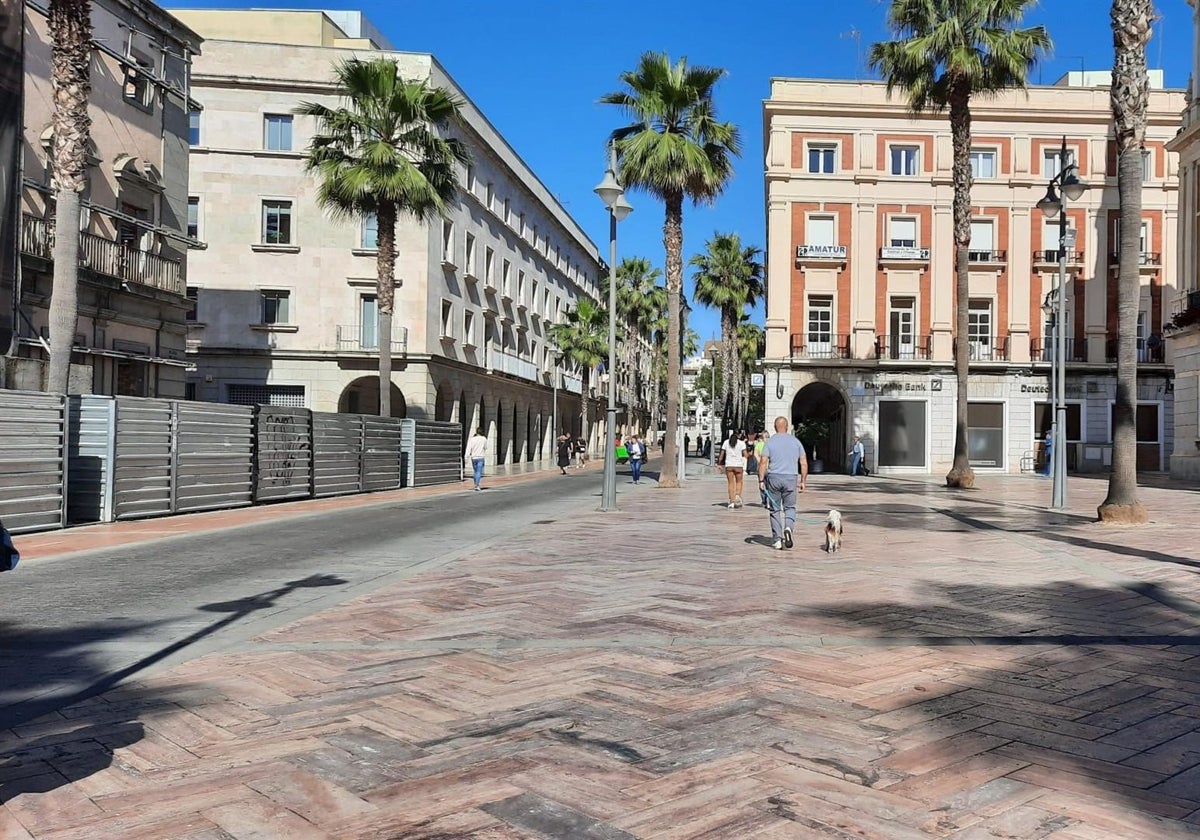 Ciudadanos paseando por el centro de Huelva