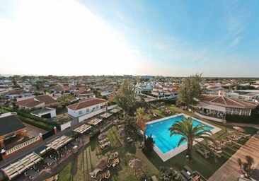 Un hotel de cuatro estrellas junto a una playa de Huelva lanza una oferta por menos de 50 euros