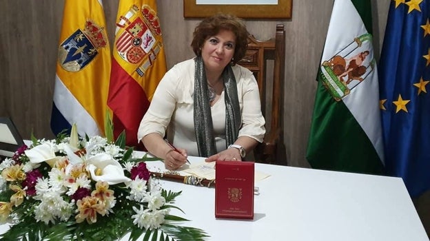 La alcaldesa de Cumbres de San Bartolomé, Mª Ángeles Carbajo