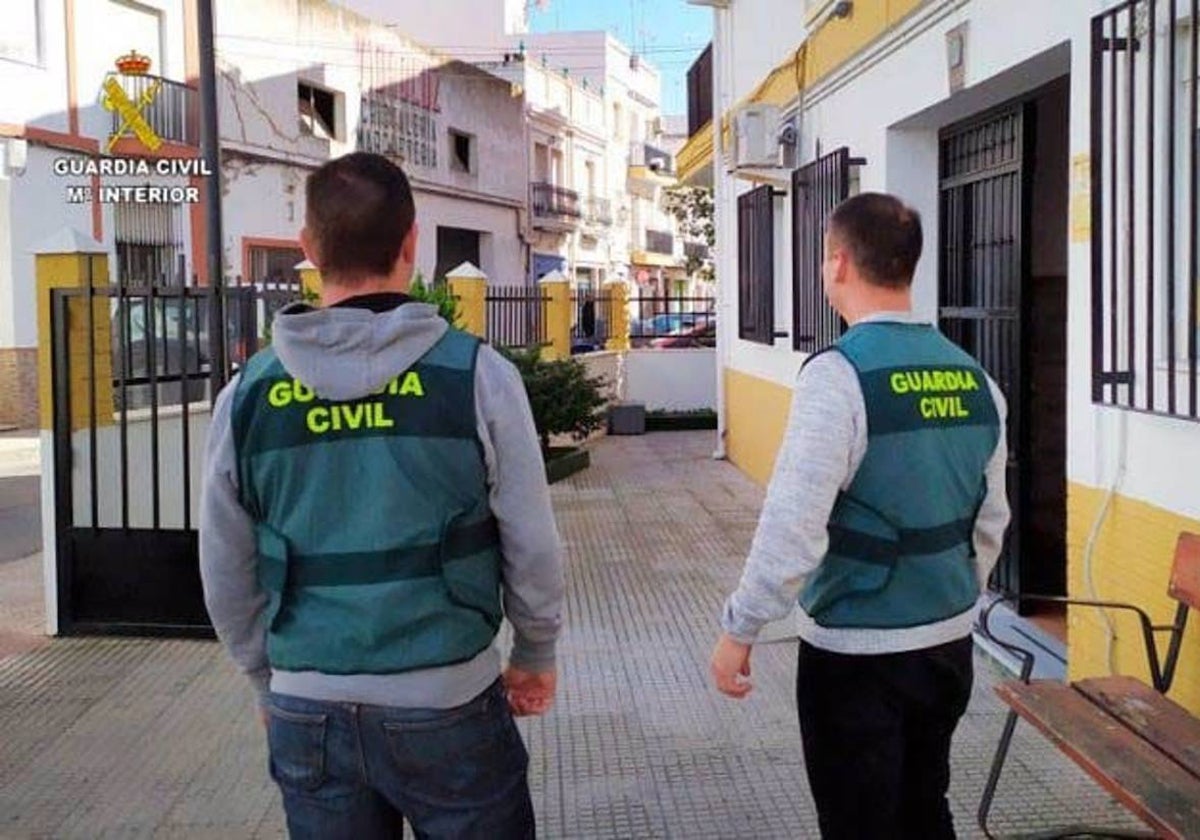 Agentes de la Guardia Civil de Isla Cristina