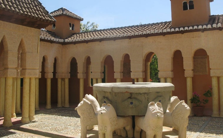Imagen principal - El patio de los leones de la Alhambra de Granada y la plaza de toros de la Maestranza de Sevilla también están en Villasudores