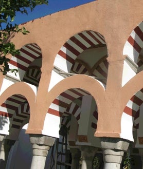 Imagen secundaria 2 - Tres obras a escala de los grandes monumentos de Andalucía. Arriba El costurero de la reina de Sevilla y abajo varias obras en perspectiva y los arcos de la Mezquita de Córdoba