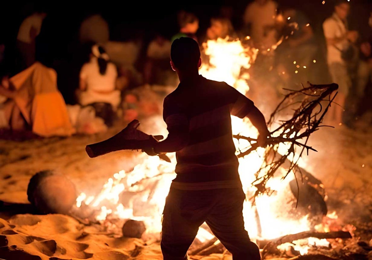 Una edición pasada de la Noche de San Juan en la playa urbana de Punta Umbría