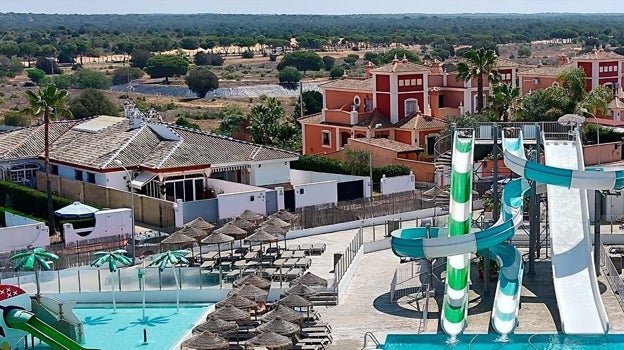 Toboganes en la piscina del Ohtels Carabela en Matalascañas