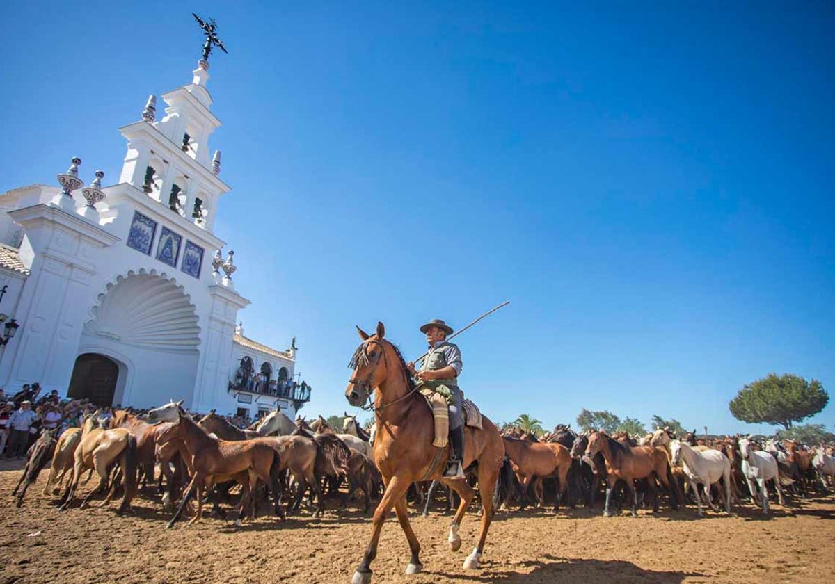 Una de las tropas pasa frente al santuario en la edición de 2022