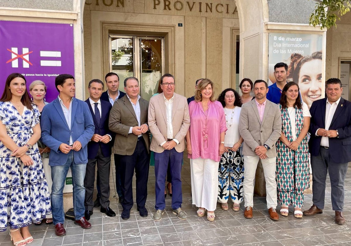 Los y las diputadas provinciales del PP de Huelva, esta mañana con dirigentes de la formación