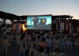 Medio centenar de pueblos de la provincia de Huelva tendrán cine al aire libre este verano
