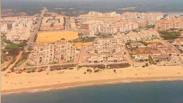 Vista aérea antigua de la playa de El Portil en la zona de Punta Umbría, donde hoy por hoy no hay arena