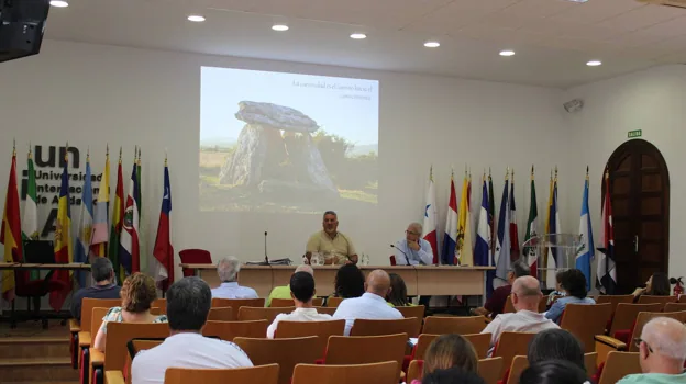 El catedrático Juan Antonio Morales en su intervención en el curso sobre la Atlántida en la UNIA