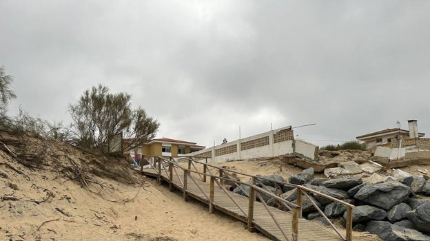 Imagen después - Una de las bajadas a la playa del Portil rota y después arreglada