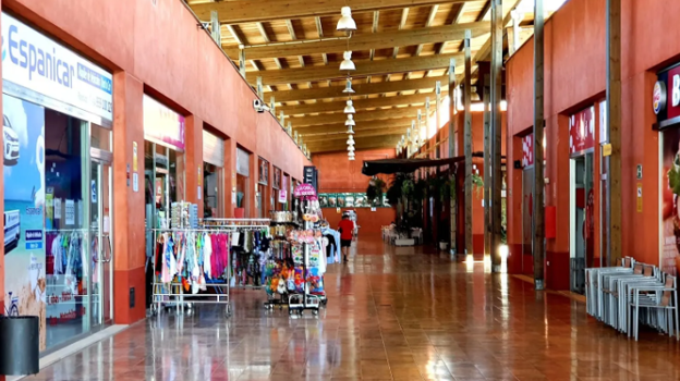 Punta Almenara cuenta con algunas tiendas outlet, de decoración y de regalos