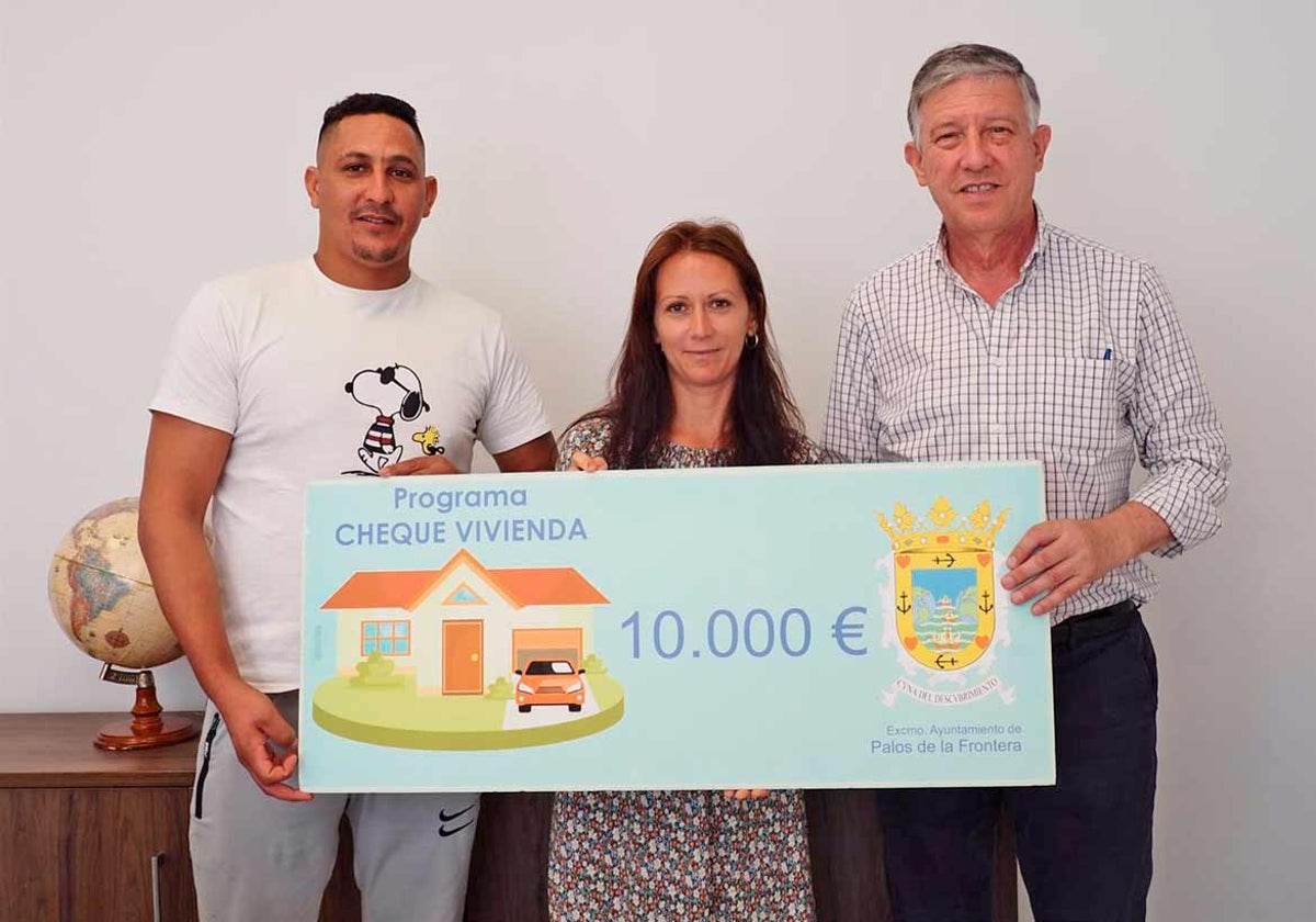 El alcalde, a la derecha, durante la entrega del cheque vivienda