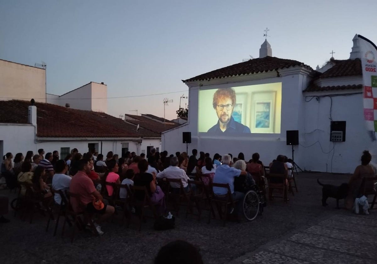 Proyección de una película en Higuera de la Sierra