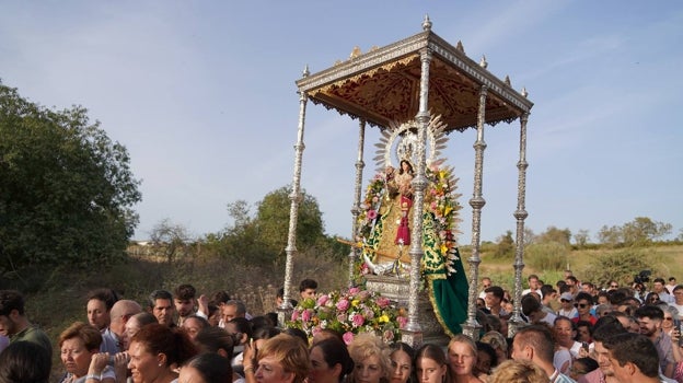 Miles de moguereños arropan en su traslado a la Virgen de Montemayor