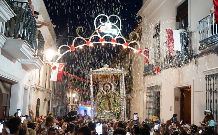 Imagen principal - Miles de moguereños arropan en su traslado a la Virgen de Montemayor