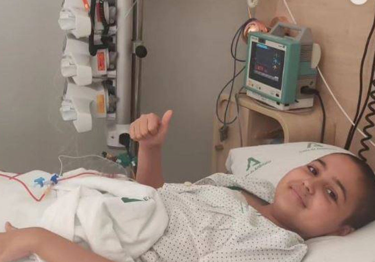 La pequeña almonteña Paula sonriente tras su intervención de este jueves en Sevilla